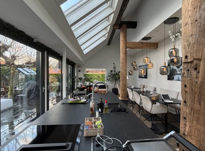 beeldbepalende drentsche boerderij  Brink van Vries subtiel  looplijnen B&B kookstudio moderne architectuur met historisch gebint